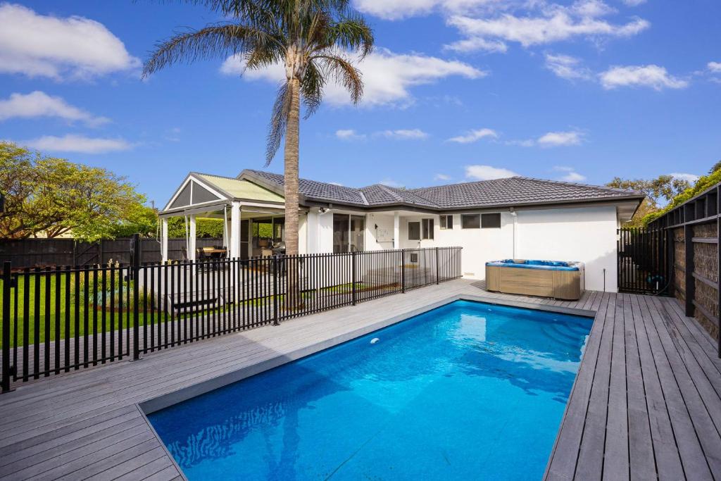Πισίνα στο ή κοντά στο Marco Polo in Blairgowrie with Heated Pool and Spa