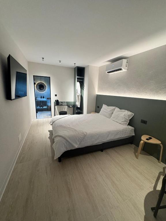 a bedroom with a large bed and a bathroom at Curacao SPA in Lespezi