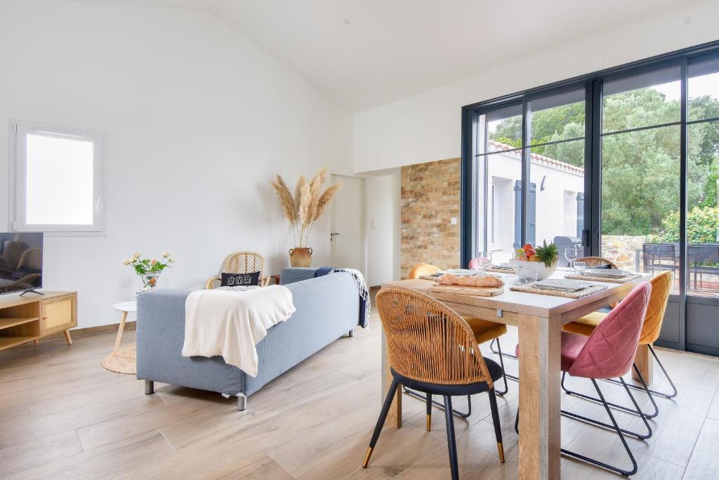 eine Küche und ein Wohnzimmer mit Tisch und Stühlen in der Unterkunft Plage à 400 m - Maison pour 4 avec terrasse in La Guérinière