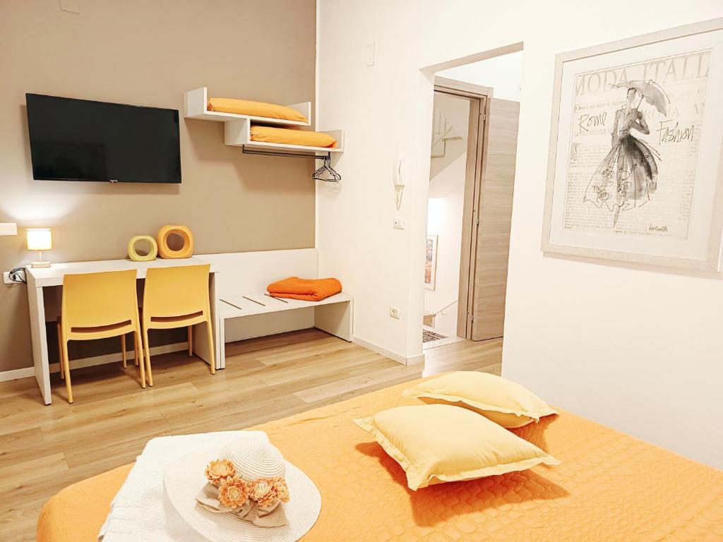 アルカモにあるAlcamo Rooms con GARAGE privatoのテーブルとダイニングルームのあるリビングルーム