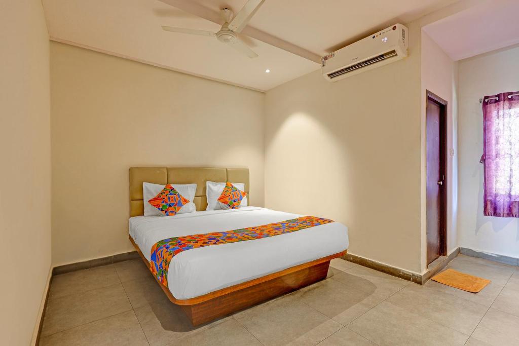 Кровать или кровати в номере FabHotel Siddarth Grand
