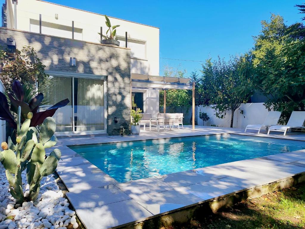 una piscina nel cortile di una casa di Maison contemporaine a Floirac