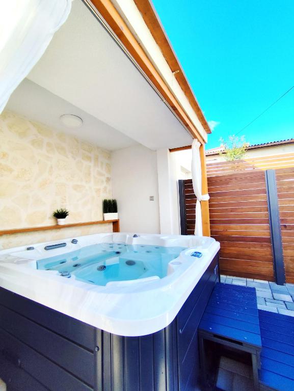 Tonina - private jacuzzi, free parking, terrace