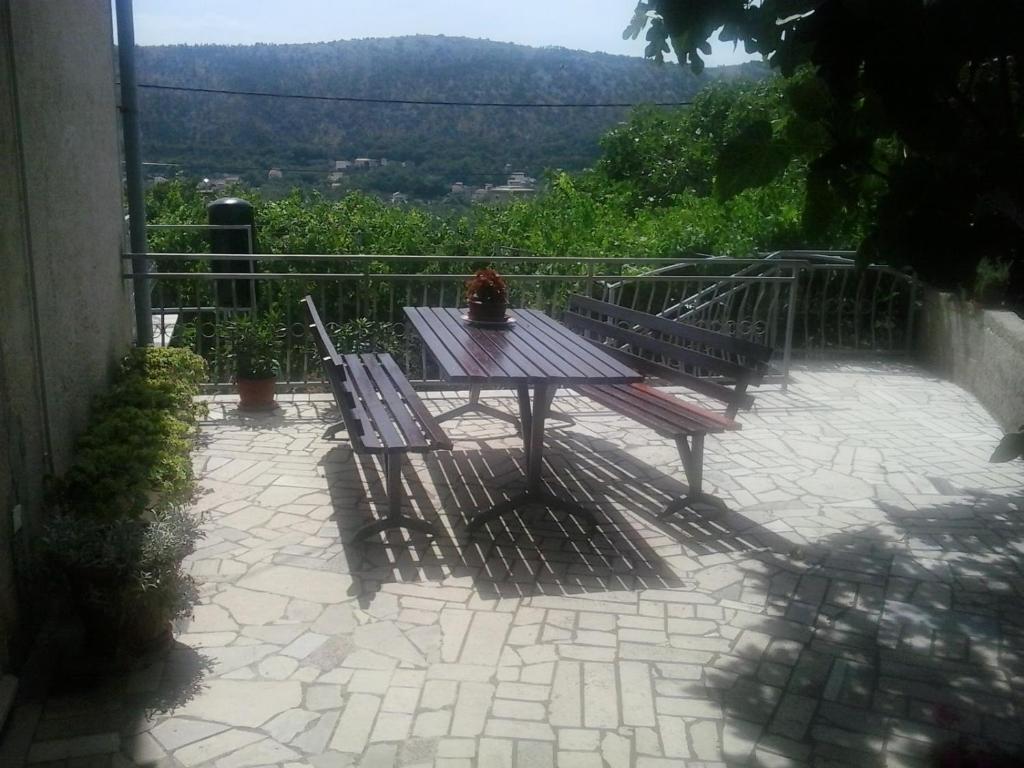 stół piknikowy z doniczką na patio w obiekcie Apartment Zeljka w mieście Bribir