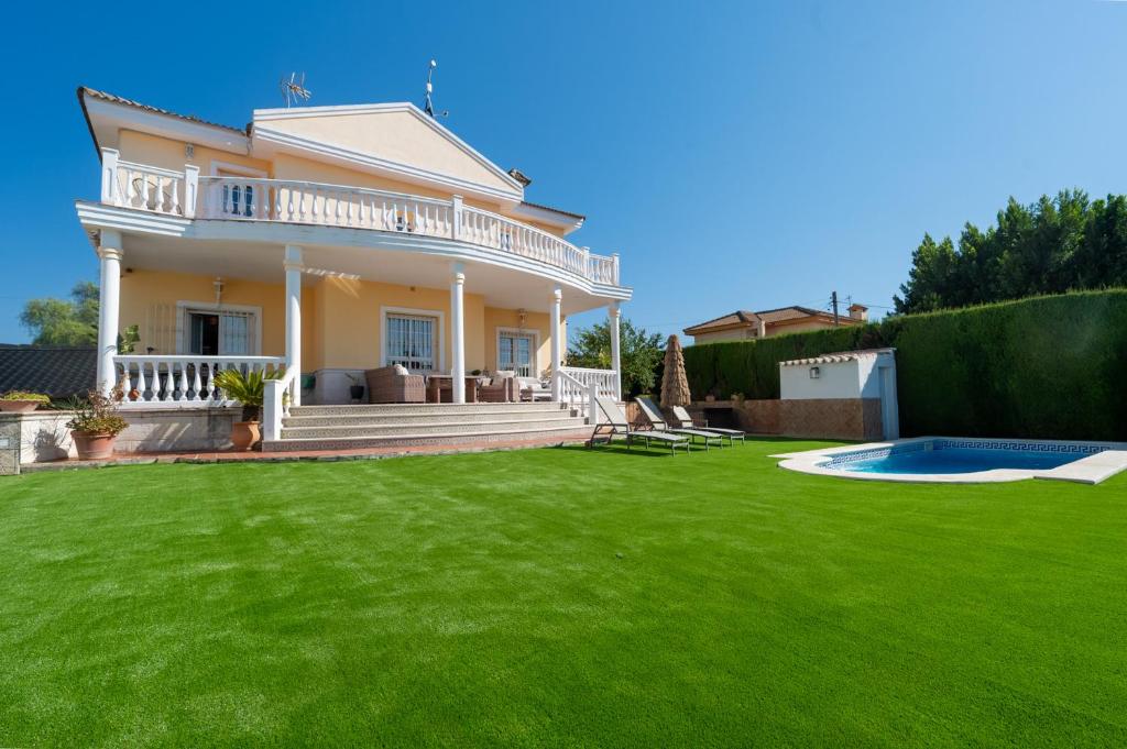 ein Haus mit einem großen Garten mit Pool in der Unterkunft Panther Home Villa Valencina in Valencina de la Concepción