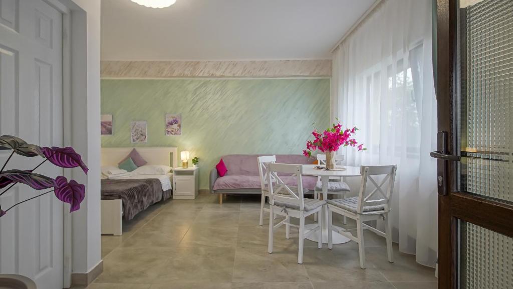 Camera piccola con letto, tavolo e sedie di Vila Suveranii a Braşov