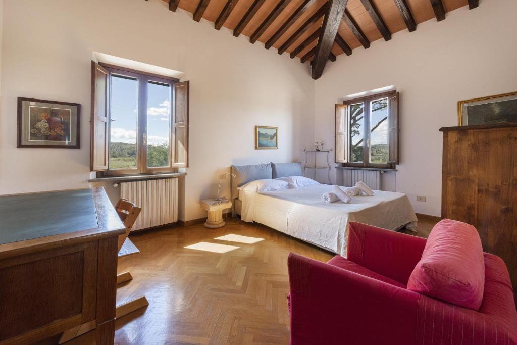 een slaapkamer met een bed en een bank bij Villa Bianca in Scandicci