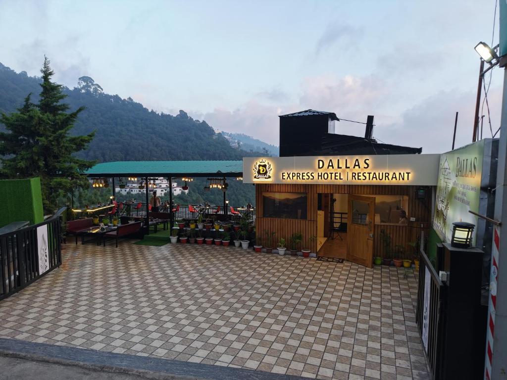 un negozio con un cartello che recita "ristorante sociale Dallas Express" di Dallas Express Hotel & Restaurant a Mussoorie