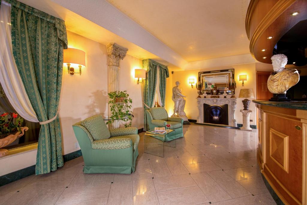 TV a/nebo společenská místnost v ubytování Colonna Hotel