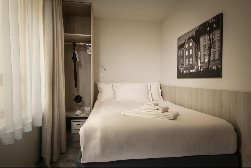 
Single Room with Atrium View
