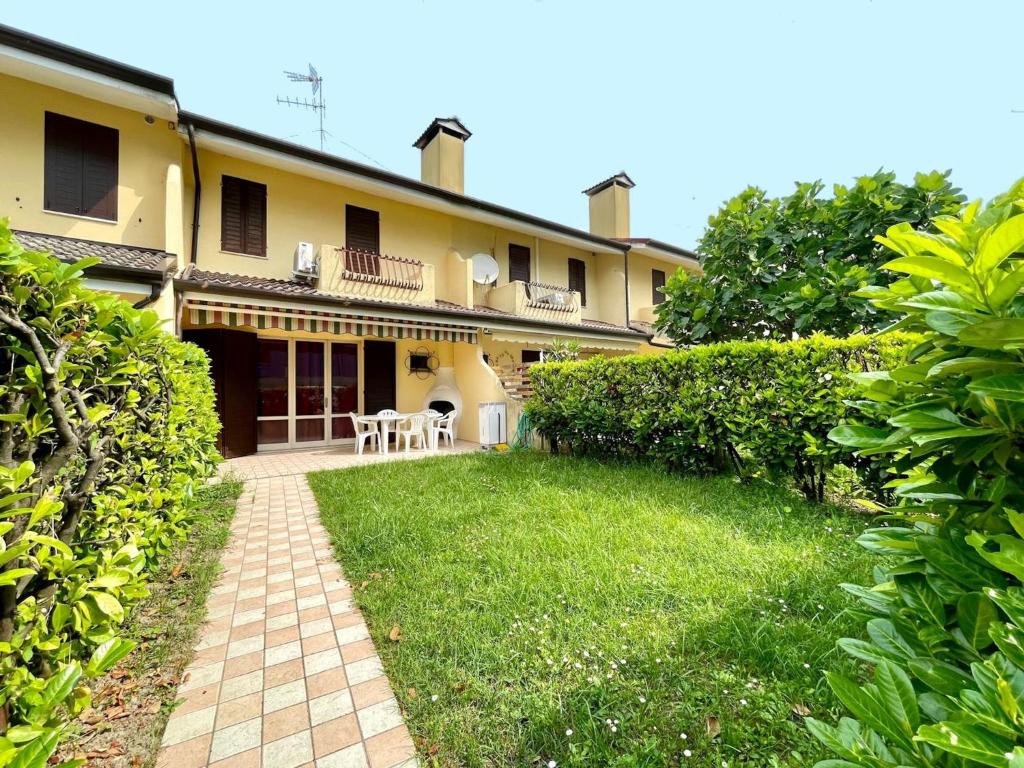 Κήπος έξω από το Spacious house with garden and pool