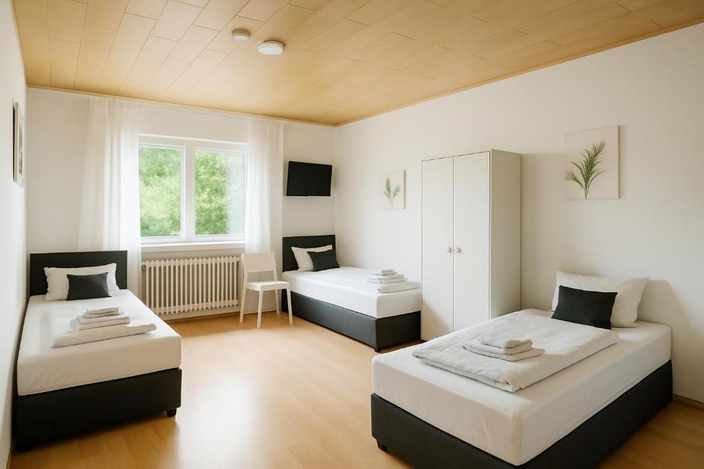 ein Schlafzimmer mit zwei Betten in einem Zimmer in der Unterkunft SUNNYHOME Monteurwohnungen und Apartments in Weiden in Weiden