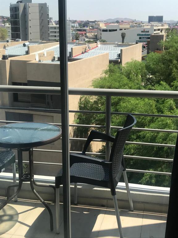 ウィントフークにあるCity Duplexのバルコニー(椅子、テーブル付)