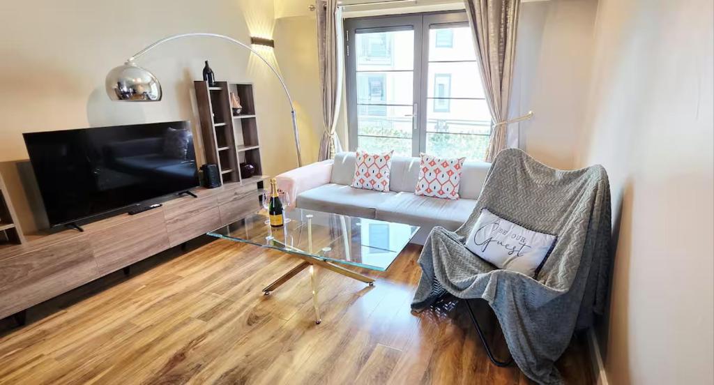 Televiisor ja/või meelelahutuskeskus majutusasutuses Serenity Cottage A Cosy Retreat in Nottingham - Pass the Keys