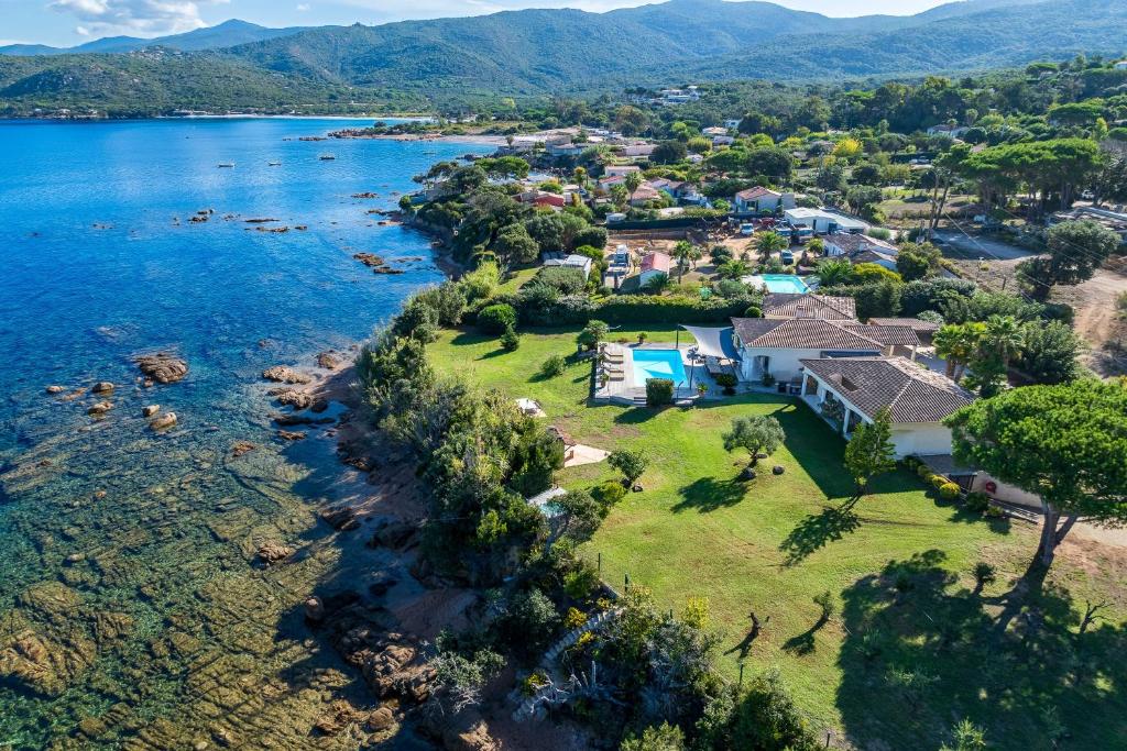una vista aerea di una casa sulla riva di un lago di Villa Aigue Marine - Front de mer a Verghia