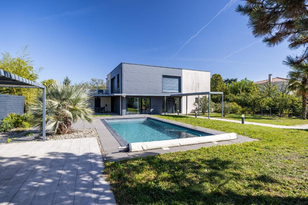 una casa con piscina nel cortile di Villa spacieuse avec piscine privée à Toulouse a Tolosa
