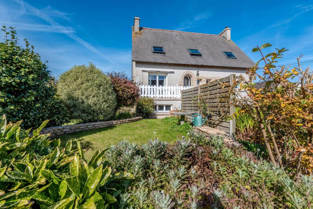 - une vue sur l'extérieur d'une maison avec un jardin dans l'établissement Chambre d'hôtes à Lesneven, à Lesneven