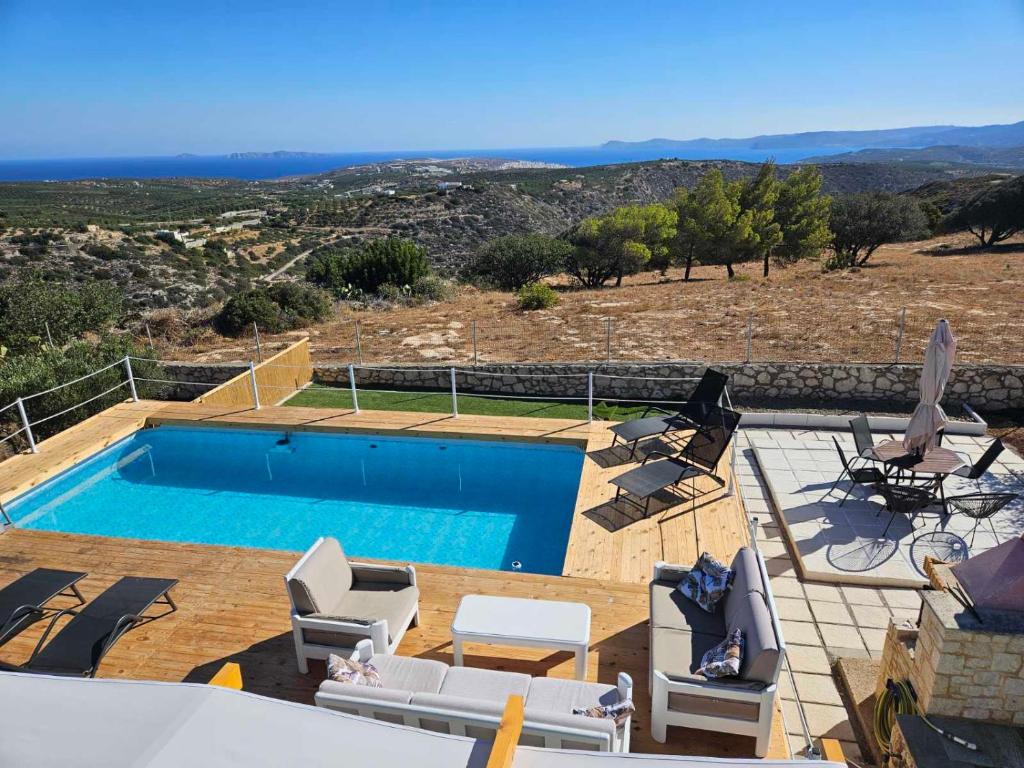 una piscina con tumbonas en Theasis Serenity Residence, 