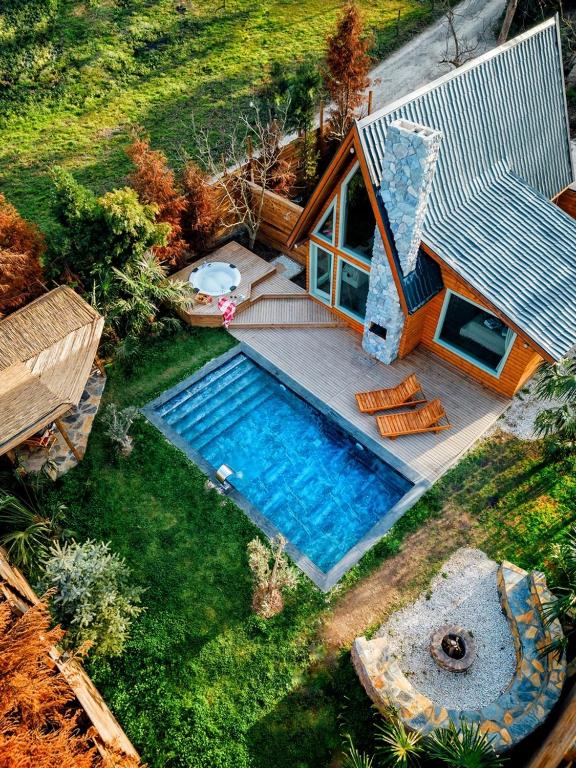 Una vista aérea de una piscina al lado de una casa. en Rast Sapanca Bungalov, en Sakarya