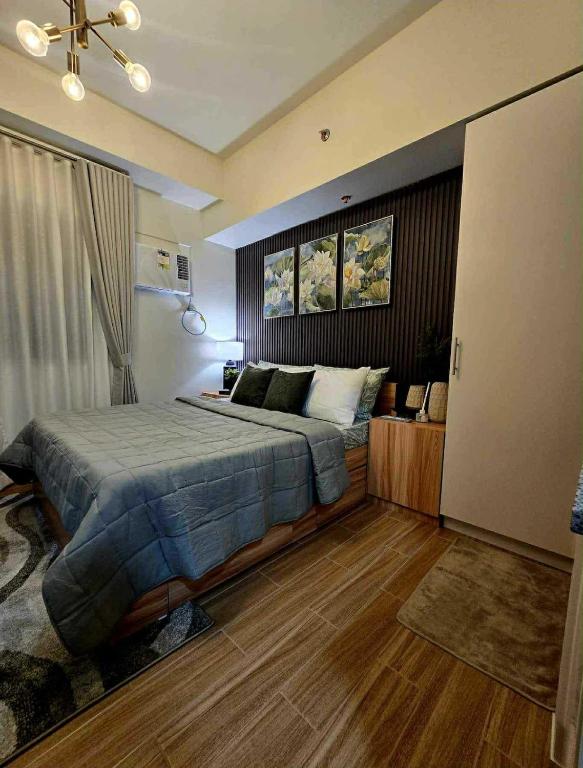 Postel nebo postele na pokoji v ubytování Cozy Condo in Holland Park Southwoods With Pool