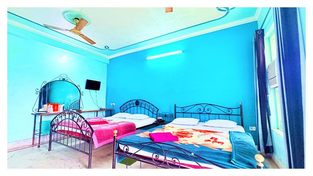 Ένα ή περισσότερα κρεβάτια σε δωμάτιο στο বীণাপানি হোটেল & রেস্টুরেন্ট Binapani Tarapith