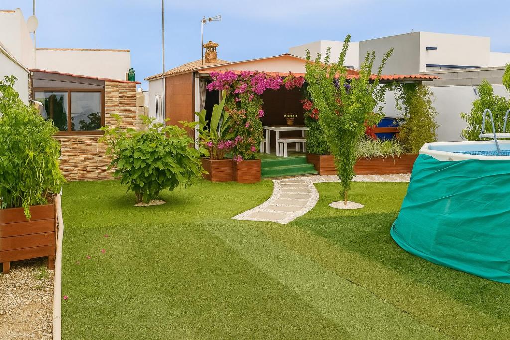 チクラナ・デ・ラ・フロンテーラにある"Chalet La Buganvilla con Piscina Privada y Jardín Cerca de la Playa en Chiclana"の緑草・植物の庭