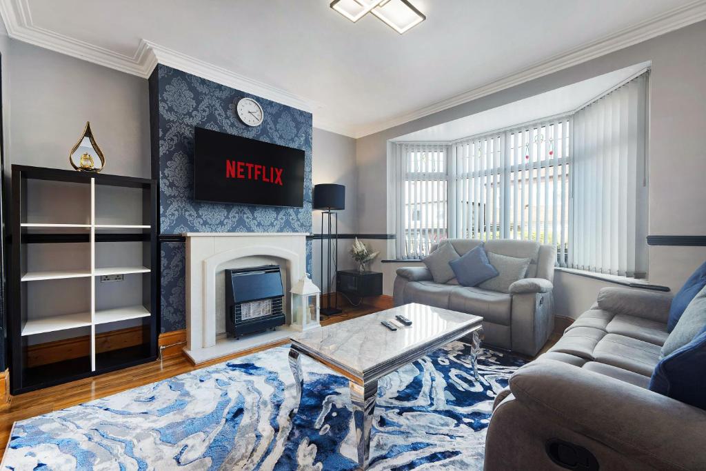 TV a/nebo společenská místnost v ubytování New! 3BR in Baxter Ave