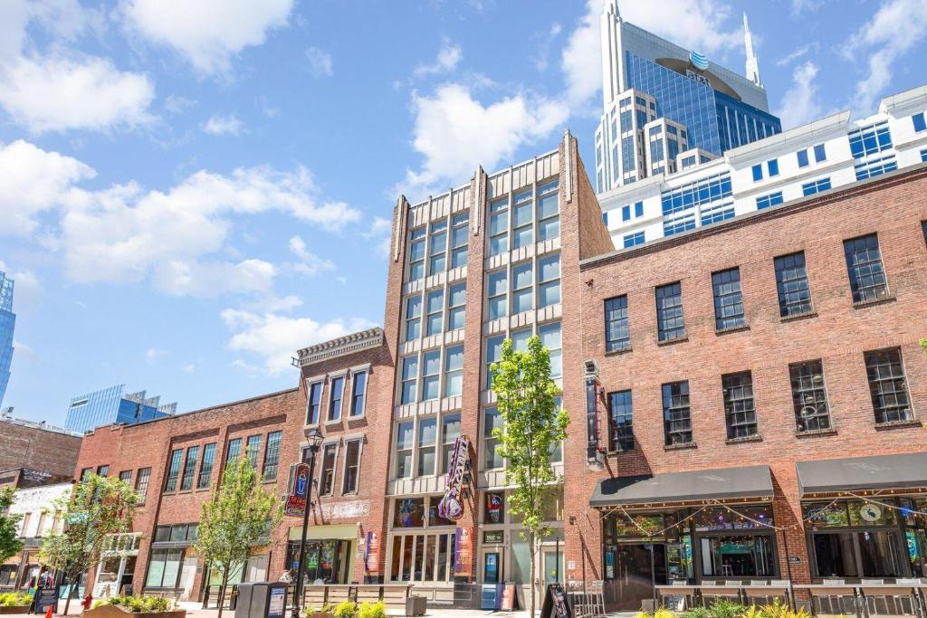 un grand bâtiment en briques dans une rue de la ville dans l'établissement The Saddlery-Frequency-2 Units-Walk 2 Broadway, à Nashville