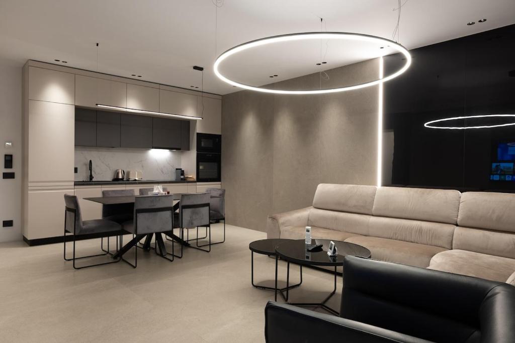 un soggiorno con un divano e un tavolo di 1006 Grand Residence - 4pers a Bucarest