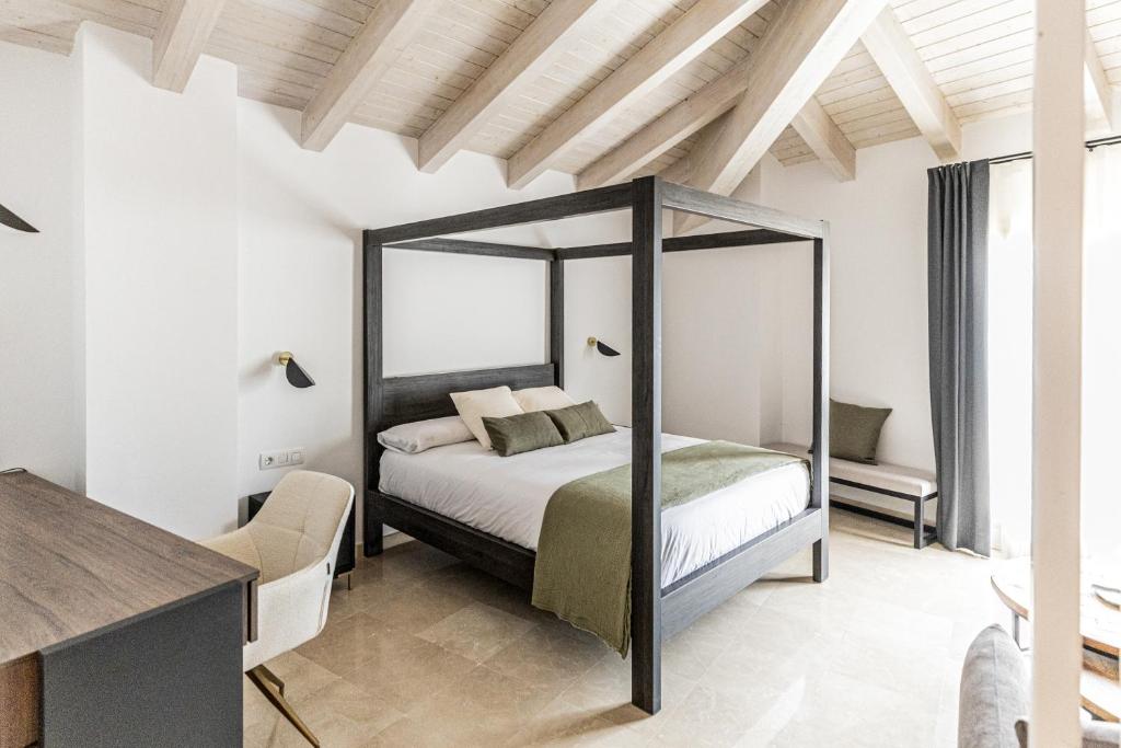 een slaapkamer met een hemelbed in een kamer bij L'Anxana in Formiche Alto