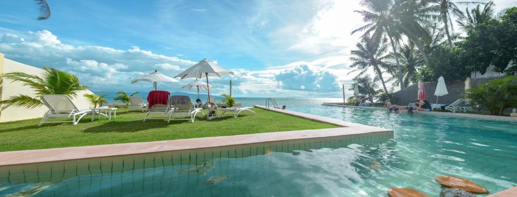 Bazén v ubytování Le Divine Comedie Beach Resort nebo v jeho okolí