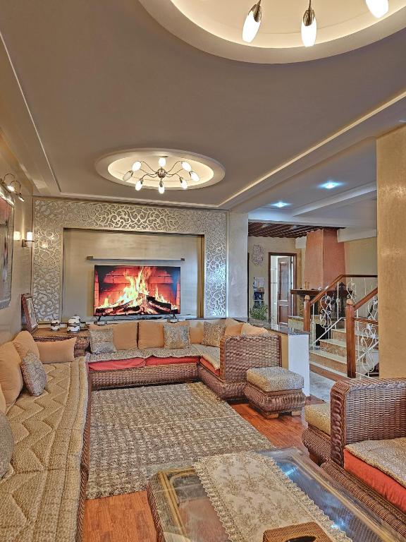 un soggiorno con divano e camino di finest villa for families a Tangeri