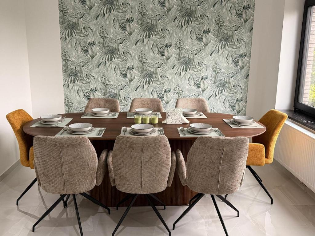 une table à manger avec quatre chaises et un mur dans l'établissement Skyline WIFI Parking - Confort, à Bruxelles