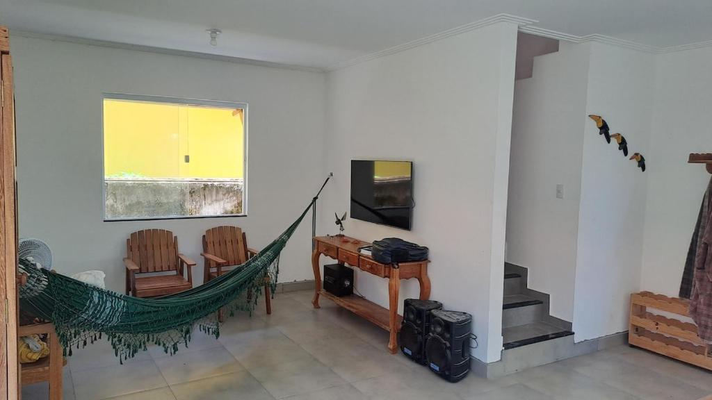 un soggiorno con amaca e TV di Aratuba, Itaparica BA, Cond enclosed, 3 min beach a Vera Cruz de Itaparica