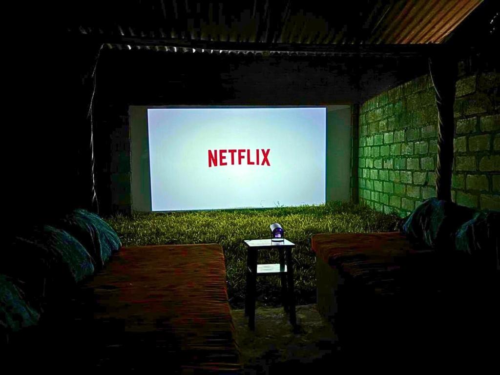Μια τηλεόραση ή/και κέντρο ψυχαγωγίας στο Outdoor Cinema Group Friendly Retreat