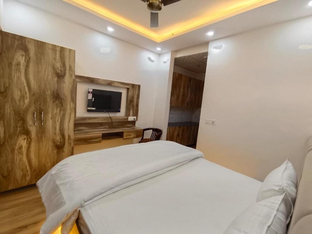 Postel nebo postele na pokoji v ubytování Anantya Inn