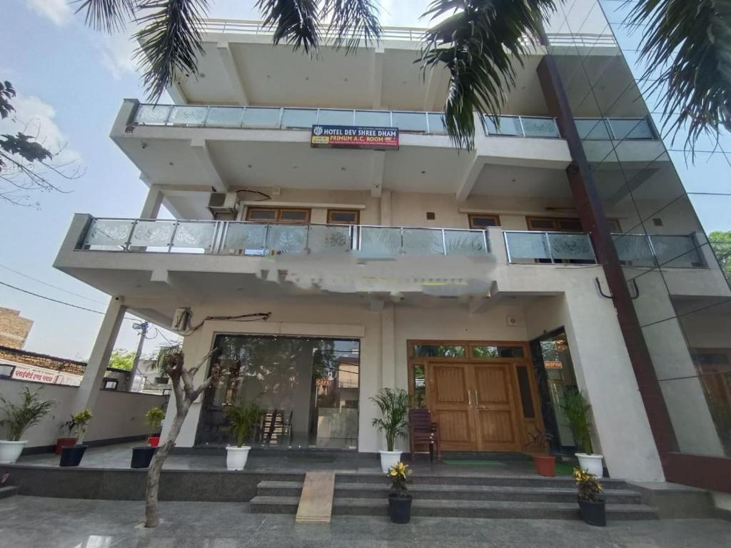 a building with a balcony in front of it at Girbar Dhaam Near By Prem mandir in Vrindāvan