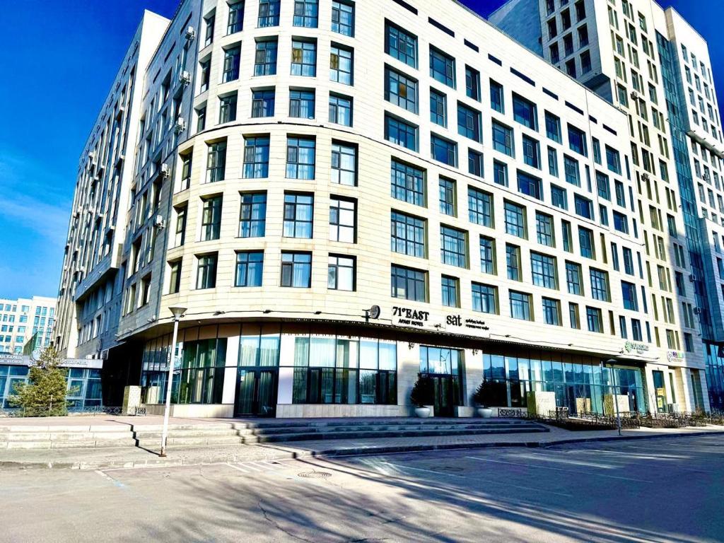 Prigorodnyyにある71 East Apart Hotelのたくさんの窓がある大きな白い建物