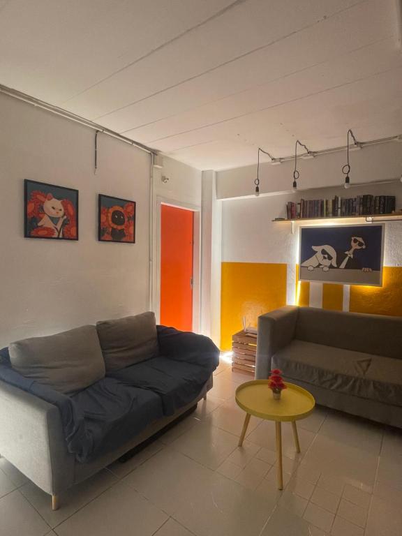 un soggiorno con un divano e un tavolo di Blue Dream Hostel a Chiang Mai