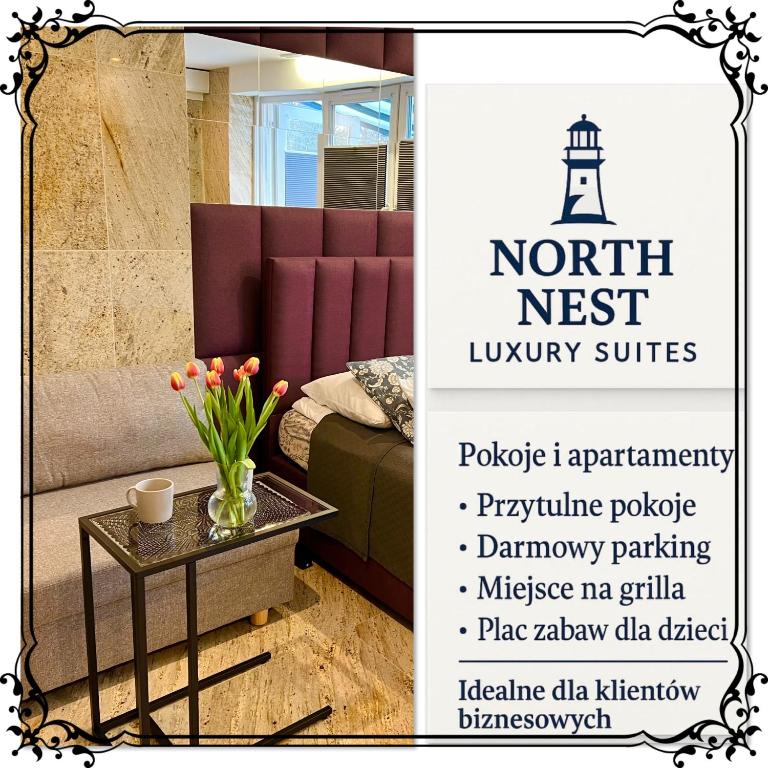 格但斯克North Nest Luxury Suites的客厅的标志，里面有一张床和一张桌子
