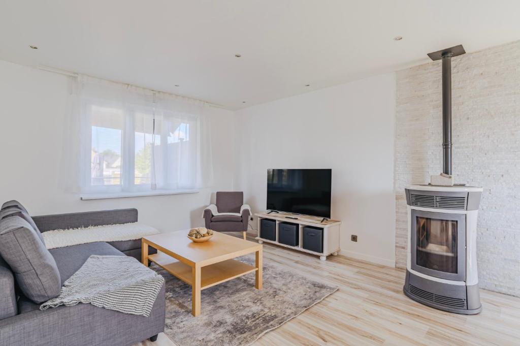 TV a/nebo společenská místnost v ubytování Maison Lingo - Salle cinéma, trampoline, bbq