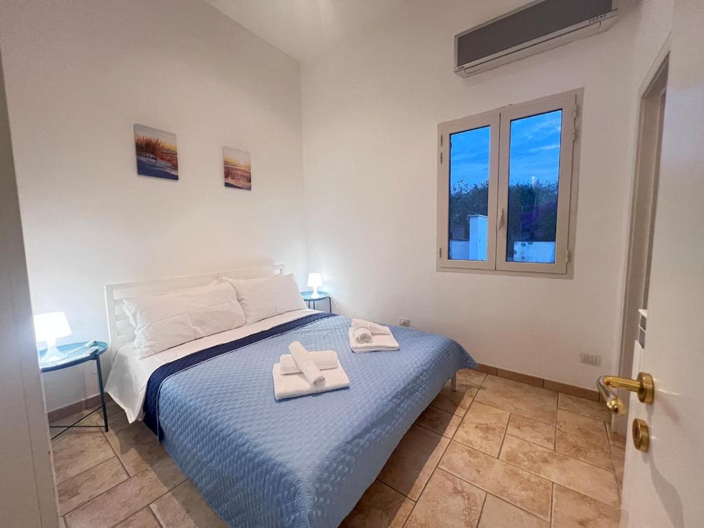 ein Schlafzimmer mit einem Bett mit zwei Handtüchern darauf in der Unterkunft Villa nel Salento con piscina e ulivi in Nardò