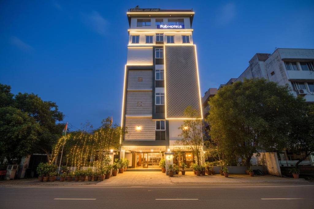 un grand bâtiment avec une enseigne au sommet dans l'établissement Via Corner Courtyard - Nr Botanical Garden, Kondapur, à Kondapur