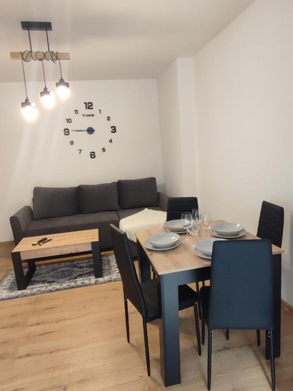 een woonkamer met een tafel en een bank bij Apartamenty JULKA in Szczawnica