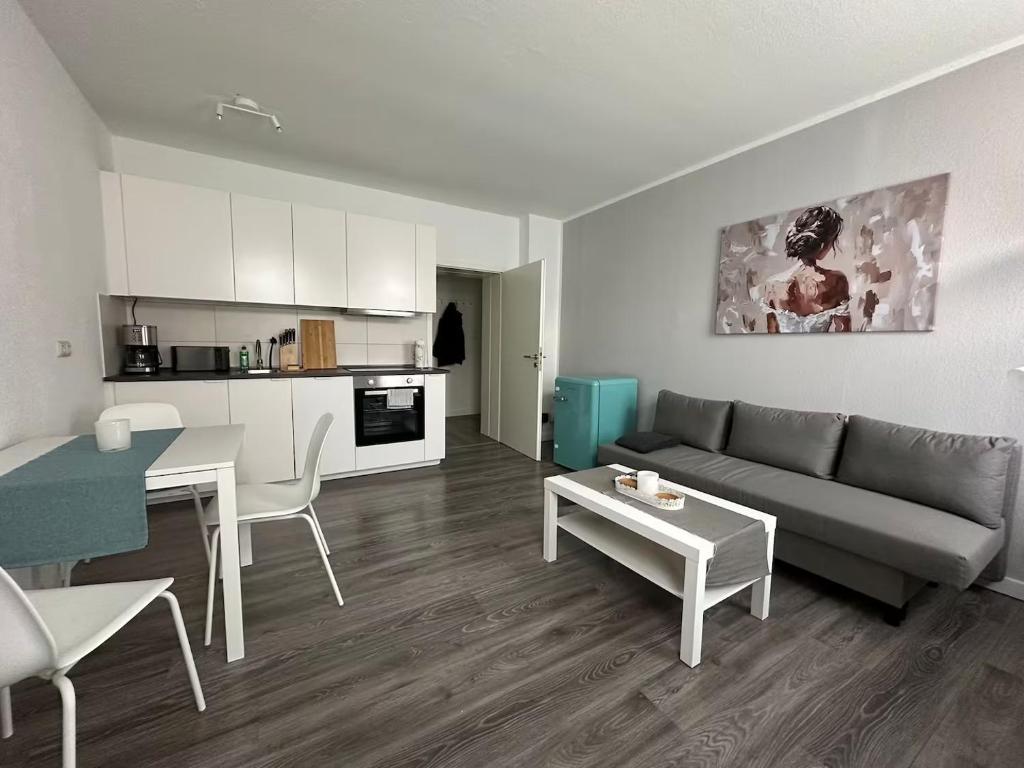 a living room with a couch and a table at Moderne 2-Zimmer Wohnung nahe Zentrum in Chemnitz