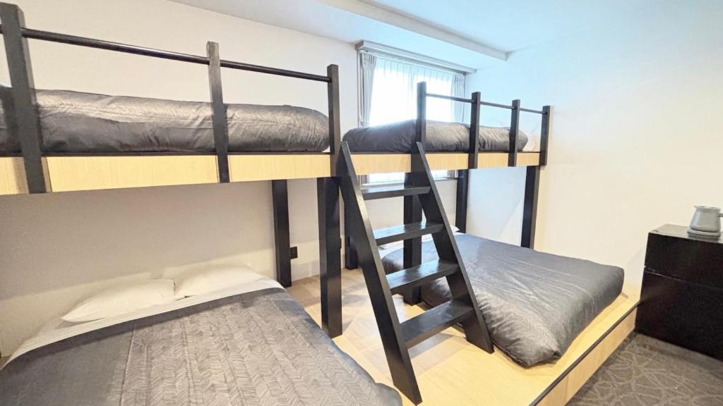 福岡市にあるHotel Edge Nakasuの二段ベッド2組が備わるドミトリールームです。