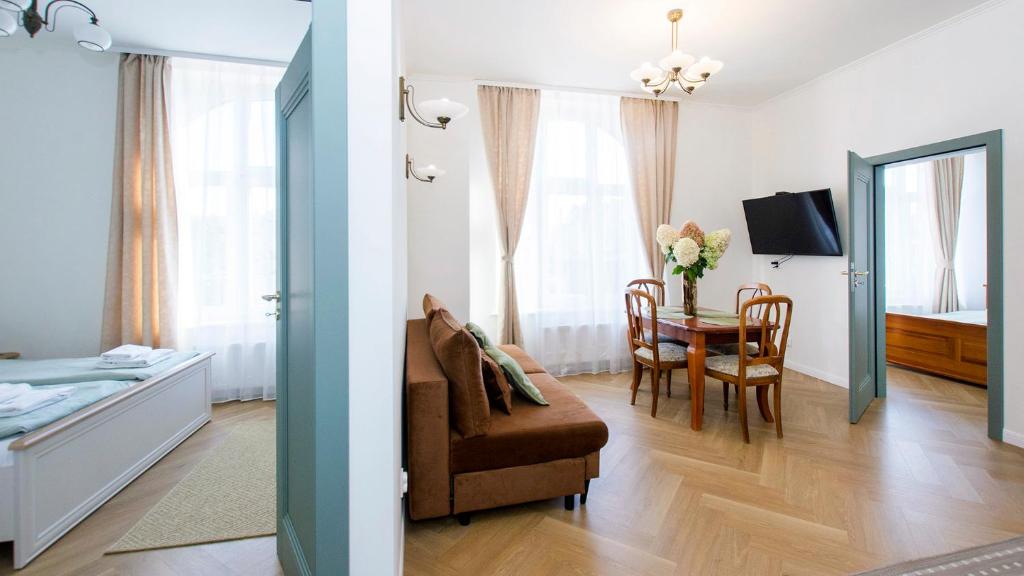 - une chambre avec une table et une chaise dans l'établissement Monte Cassino moj-sopot pl, à Sopot