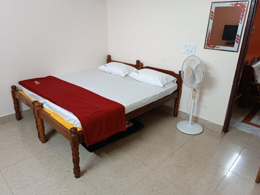 ゴカルナにあるShreekrishna iWOODS HOMESTAYのベッドルーム1室(ベッド1台、ファン付)