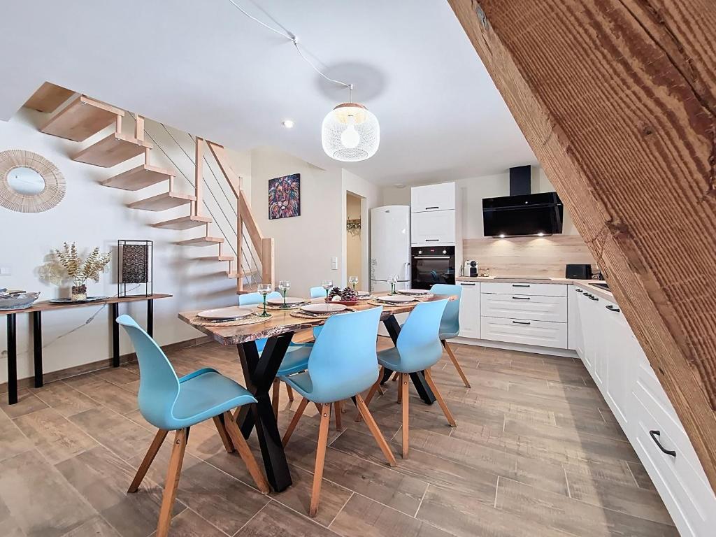 eine Küche und ein Esszimmer mit Tisch und Stühlen in der Unterkunft L'ECRIN DU BONHEUR - Neuf - Tout confort - Parking - Proche de Strasbourg - Spacieux - Proche Transports in Stutzheim