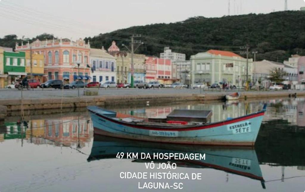 ジャグァルナにあるHospedagem encantos das praiasの町の前の水に座る船